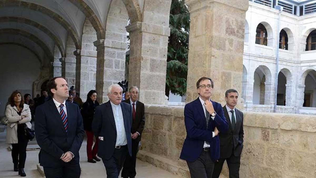 El director general de Patrimonio (segundo a la derecha de la imagen) y sus acompañantes pudieron comprobar la restauración llevada a cabo en el monasterio.-ICAL