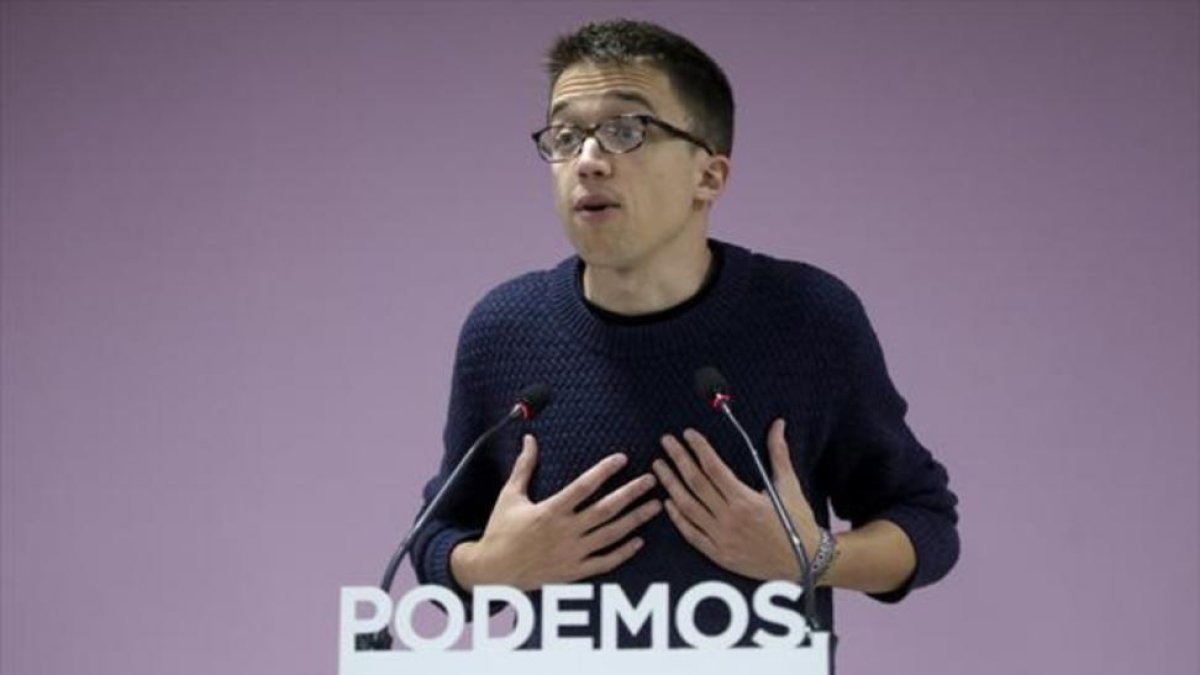 Íñigo Errejón, ante la prensa, en la sede del partido.-JOSÉ LUIS ROCA