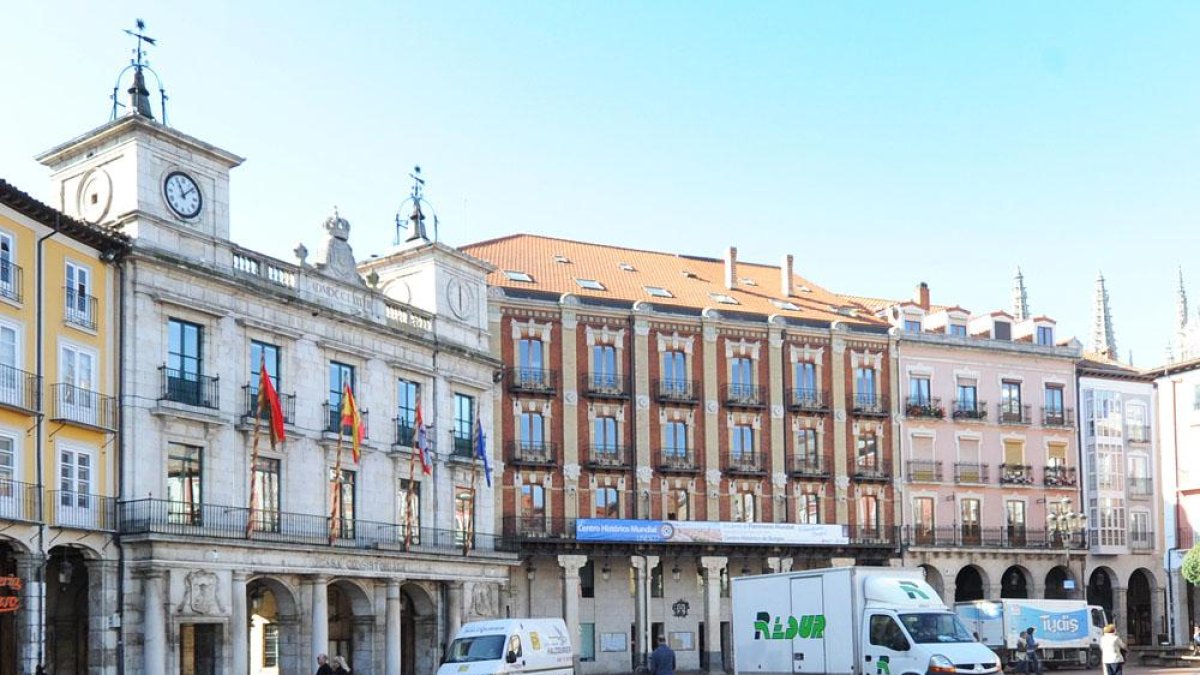 Varias furgonetas de reparto en el entorno de la Plaza Mayor en una imagen de archivo.-ISRAEL L. MURILLO