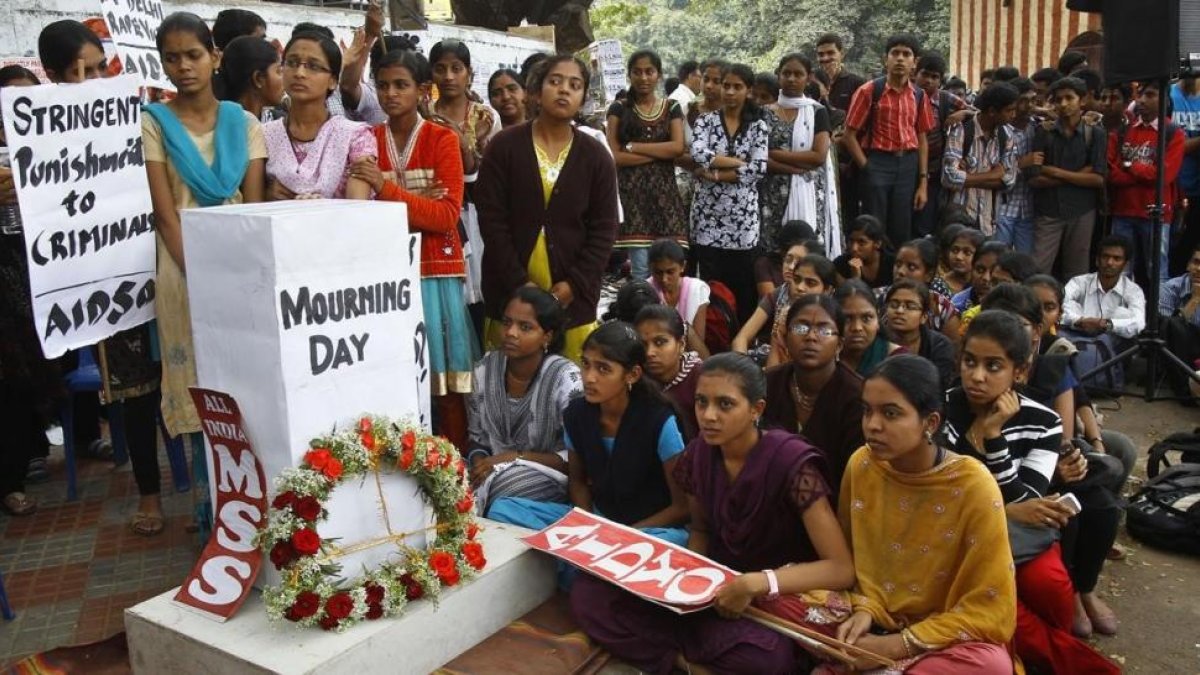 Protestas por la violación en masa de una joven en un autobús en Nueva Delhi en el 2012.-/ AP / AIJAZ RAHI