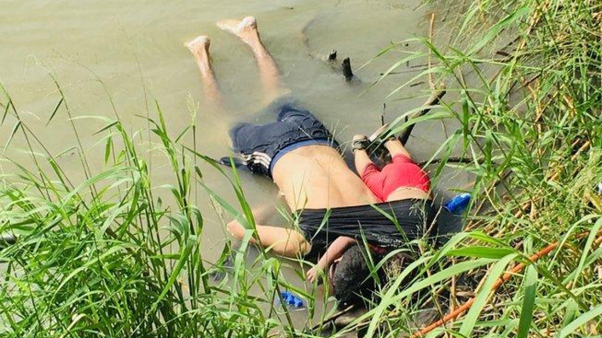 Imagen del padre y su hijo, inmigrantes ahogados en el río Bravo, México.-AP