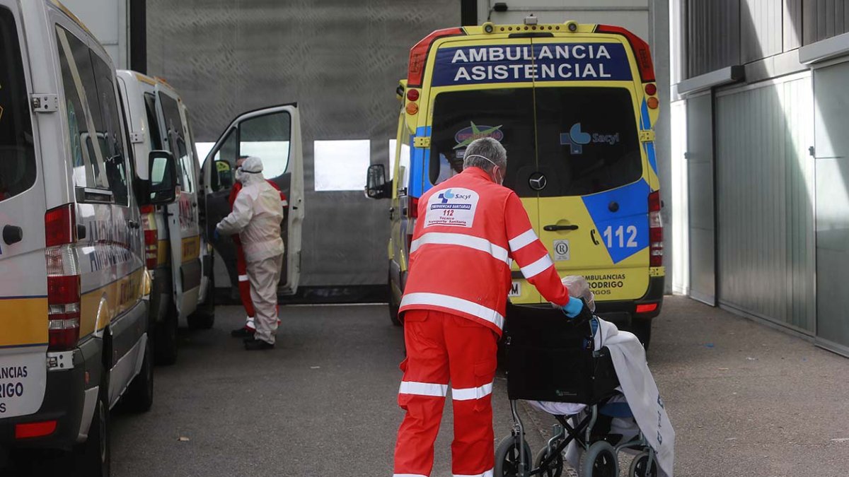 Imagen del traslado de un paciente en el HUBU. RAÚL G. OCHOA