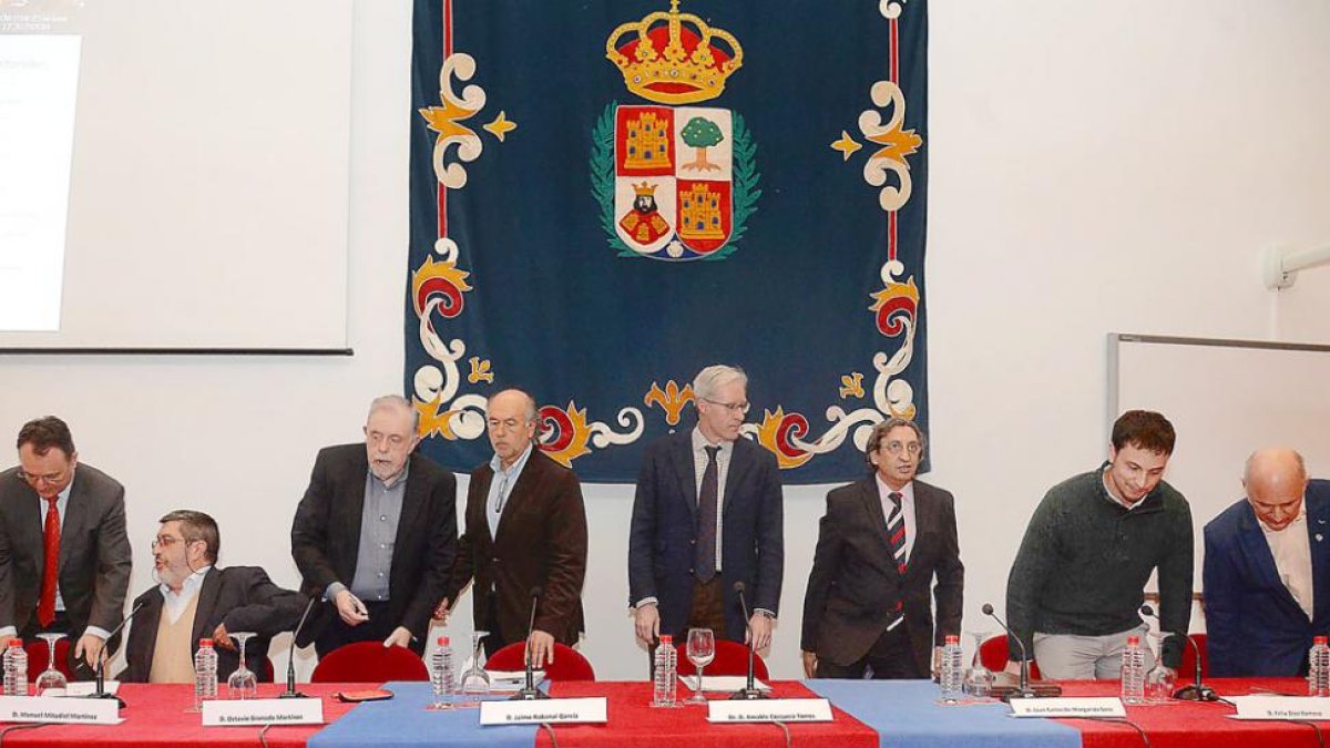 Imagen de los participantes en la mesa organizada ayer por la Universidad.-ICAL