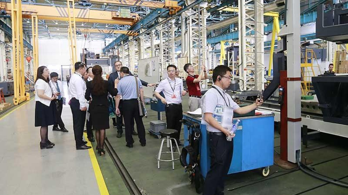 Un grupo de inversores chinos en una visita a las instalaciones del grupo Nicolás Correa en Burgos.-RAÚL G. OCHOA
