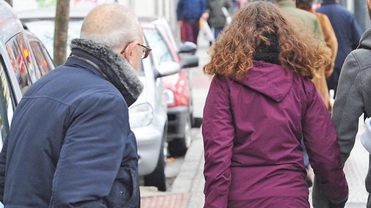 Una mujer camina por la calle cargando una maleta.-ISRAEL L. MURILLO