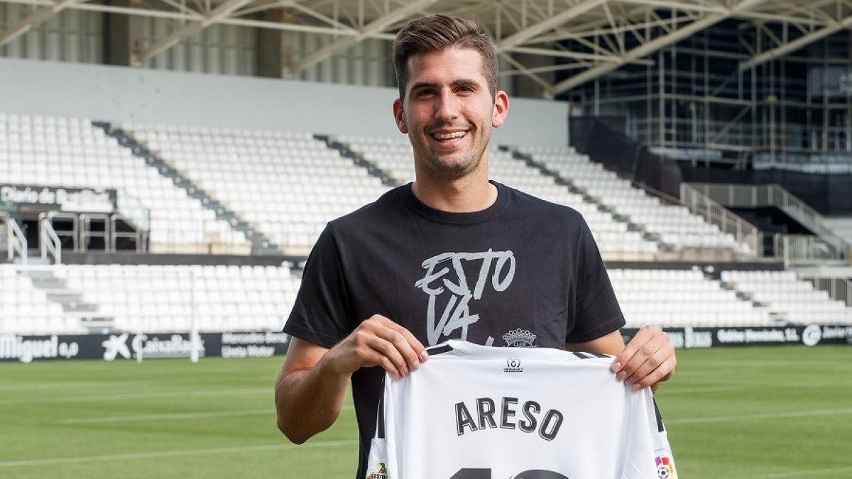 Jesús Areso posa en El Plantío con la camiseta del Burgos CF. SANTI OTERO