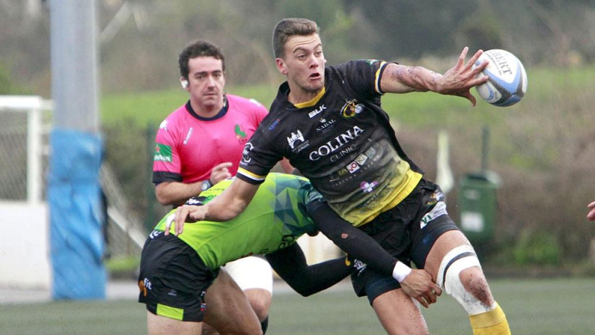 Cronje busca el offload ante la presión de un jugador del Bathco, ayer, en SanRomán.-ECB
