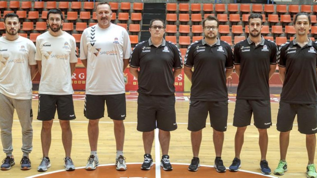 Samuel Pérez, Daniel Hernández, AlbertoCodeso,DiegoEpifanio, Fran Hernández, RaúlSantamaría y SergioRodríguez posan tras el primer entrenamiento.-SANTI OTERO