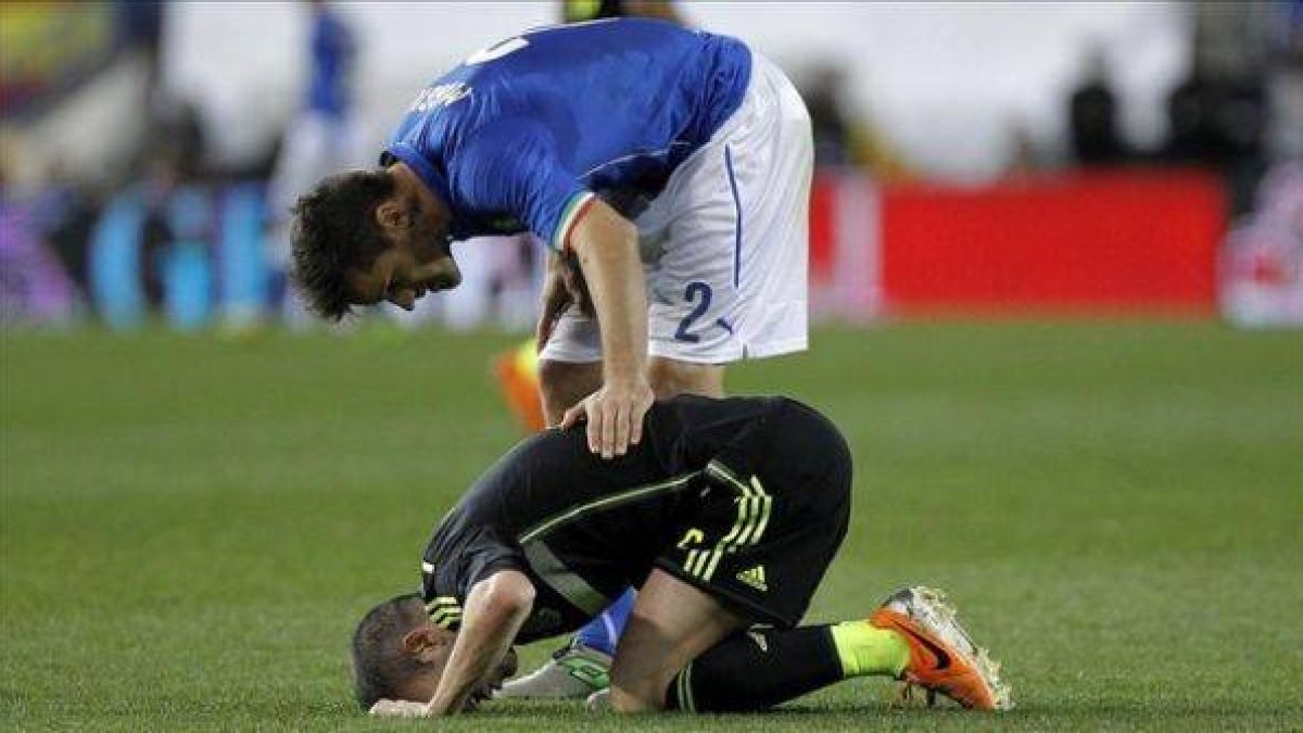 Iniesta se duele de un golpe durante el último amistoso entre España e Italia.-Foto: JOSÉ LUIS ROCA