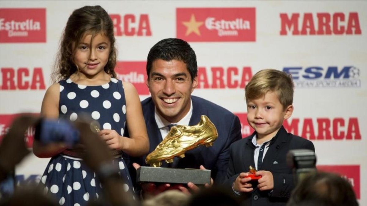 Delfina y Benjamín le entregaron la Bota de Oro a Luis Suárez, su padre.-JORDI COTRINA