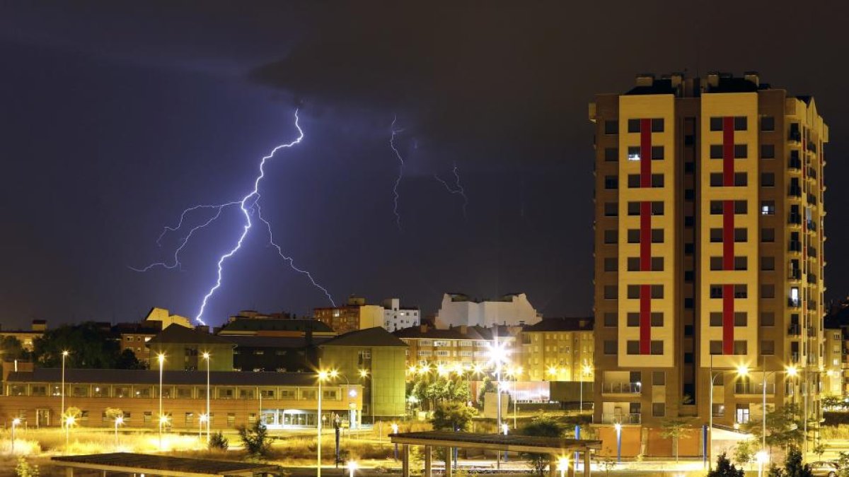 Tormenta nocturna en la capital leonesa.-ICAL