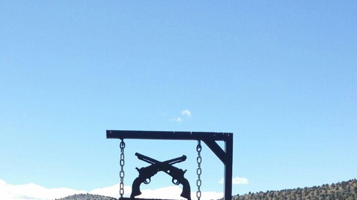 Ramírez (izq) destacó el buen trabajo realizado por la asociación y los vecinos.-ECB