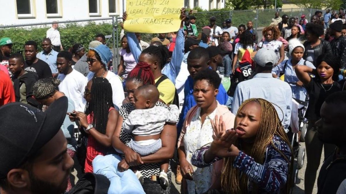 Solicitantes de asilo protestan por las políticas migratorias de Alemania este martes en la ciudad de Manching.-EL PERIÓDICO
