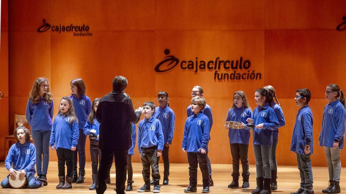 Miembros de la Schola Cantorum participaron en el festival.-SANTI OTERO