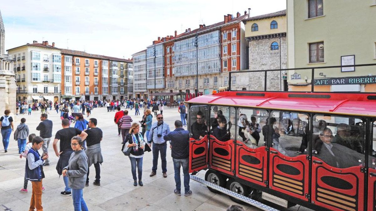 Los viajes del tren turístico parten desde la calle Nuño Rasura.-ISRAEL L. MURILLO