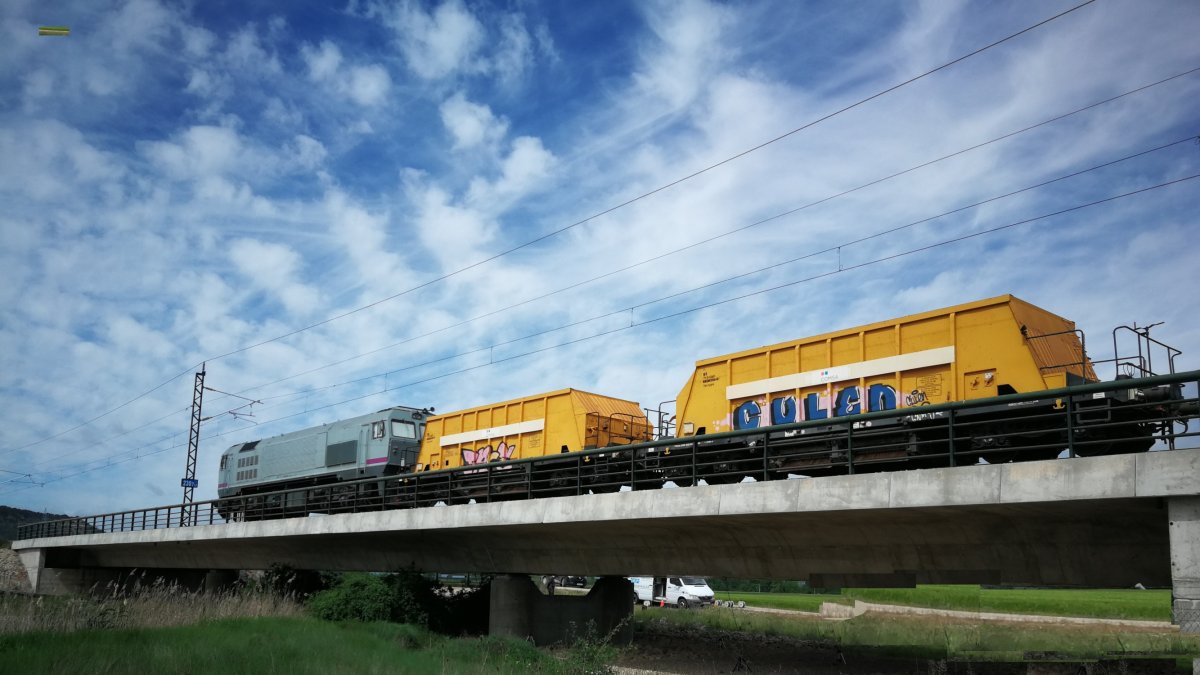Un convoy prueba la resistencia de un viaducto de la línea del AVE sobre el río Arlanza. ECB