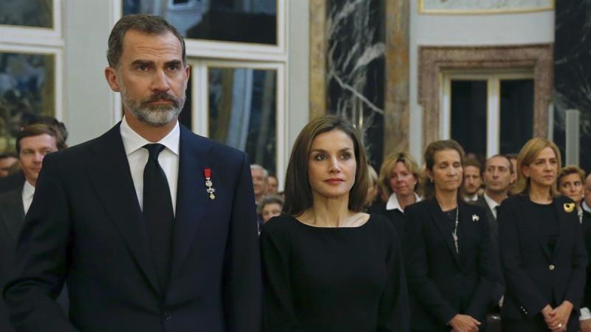 Los Reyes don Felipe y doña Letizia, durante el funeral por la infanta Alicia de Borbón-Parma que ha tenido lugar hoy en la capilla del Palacio Real, al que también han asistido los reyes don Juan Carlos y doña Sofía y las infantas Elena y Cristina.-EFE