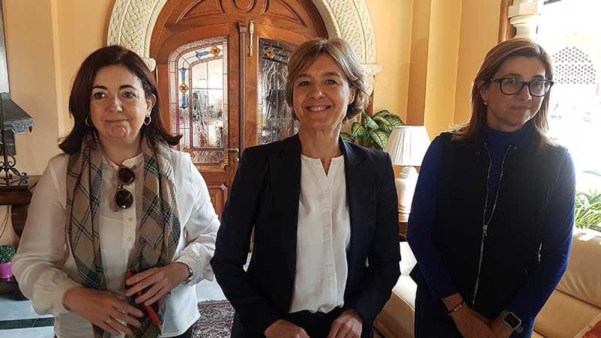 García Tejerina (centro) acompañada por la alcaldesa arandina Raquel González (dcha.) y la candidata al Congreso, Sandra Moneo (izq.).-L. V.