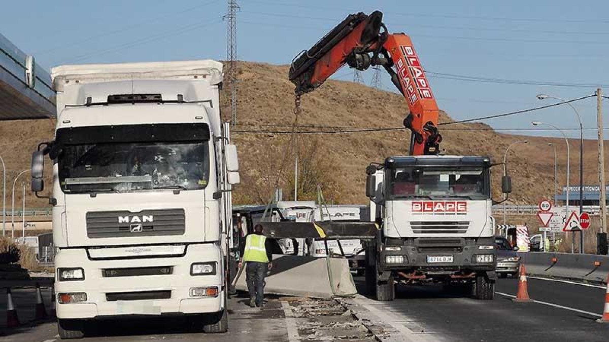 El muro de hormigón comenzó a ser retirado en el kilómetro 287 de la N-I.-G. G.