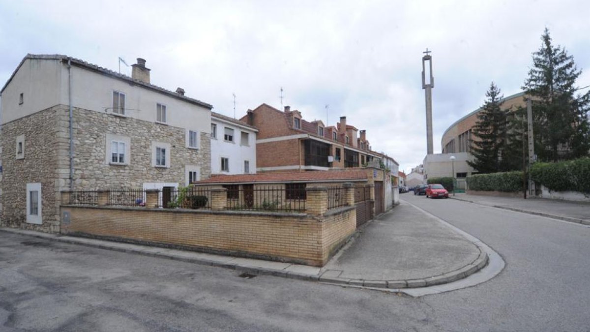 Vista actual de parte de la calle de la Iglesia en el barrio de La Ventilla.-ISRAEL L. MURILLO