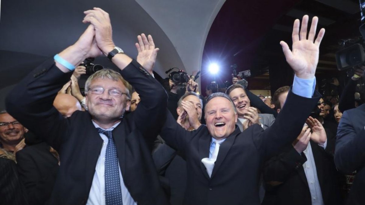 El líder del ultraderechista AfD, Joerg Meuthen (izquierda), y su candidato en Berlín, Georg Pazderski, celebran los resultados.-MICHAEL KAPPELER / EFE