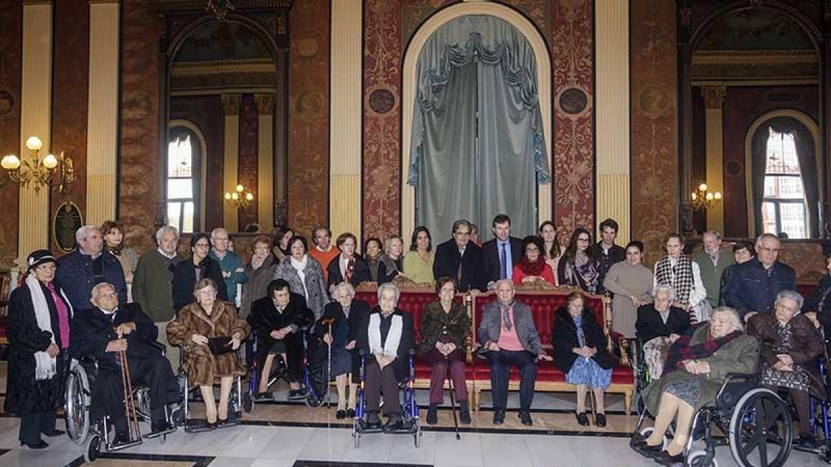 La recepción oficial se celebró en el Salón Rojo del Teatro Principal con la presencia de muchas más mujeres que hombres que han alcanzado el siglo de vida.-SANTI OTERO