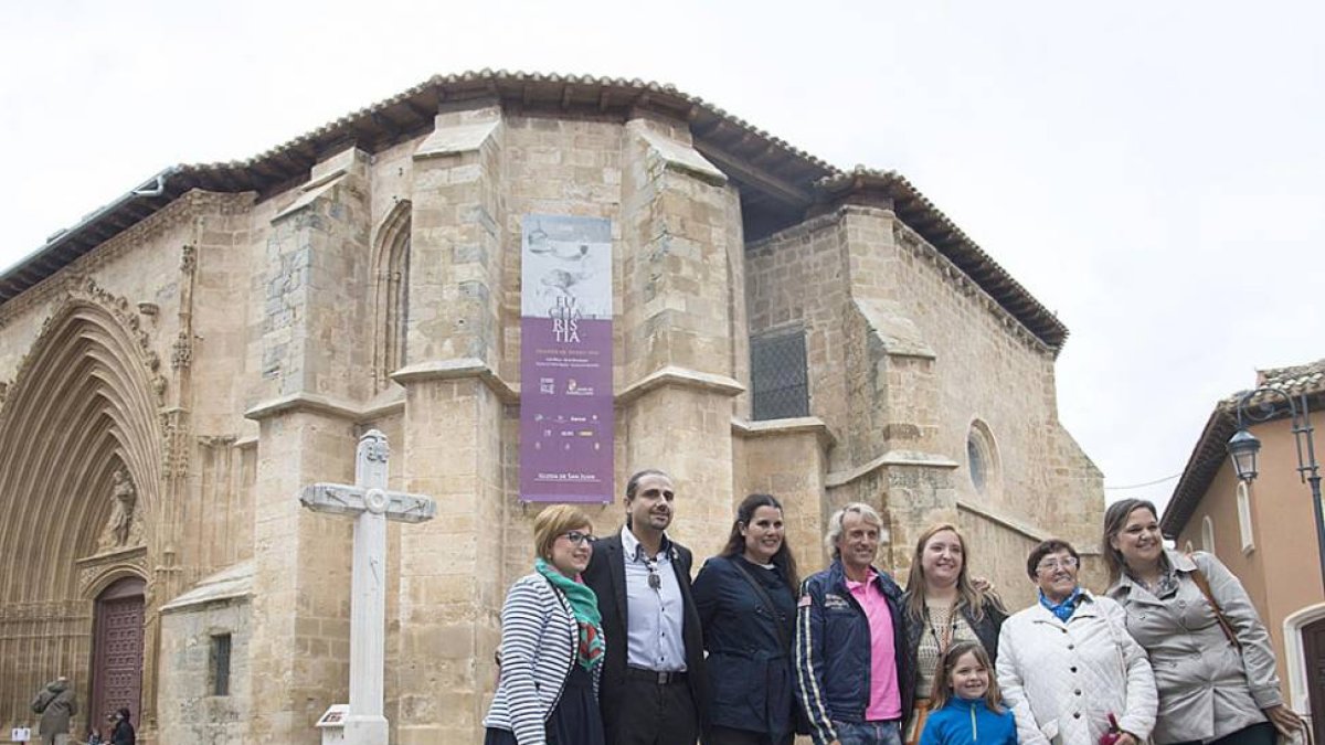 Jesús Calleja con los ganadores del concurso organizado por Las Edades del Hombre.-ICAL
