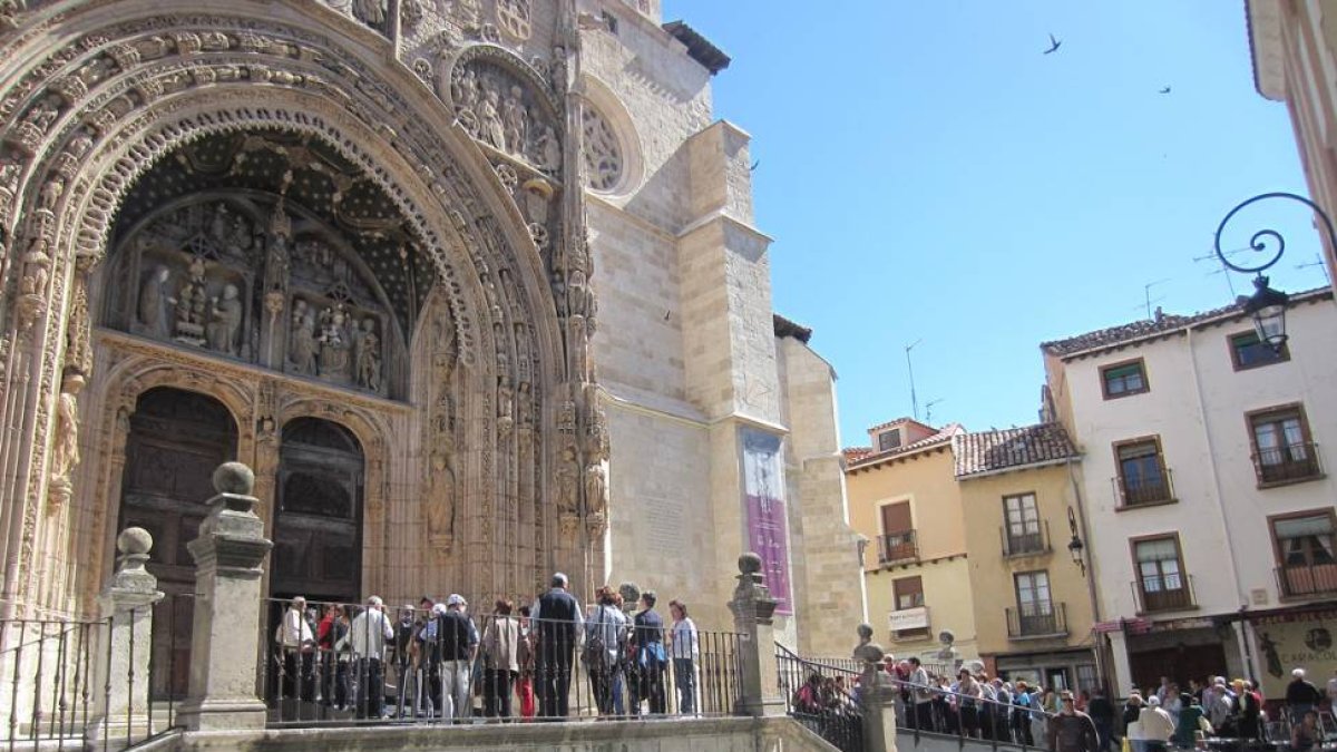 Colas en la iglesia de Santa María de Aranda de Duero-L.V.