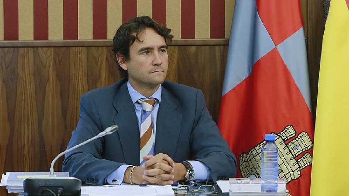 El secretario municipal, Luis Alfonso Manero, en uno de los plenos de la corporación.-ECB