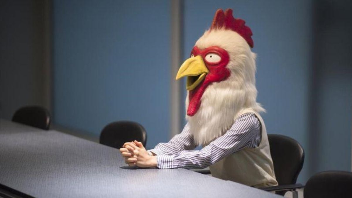 La dibujante Paru Itagaki, con su máscara de gallina, en el Salón del Manga de Barcelona.-JORDI COTRINA