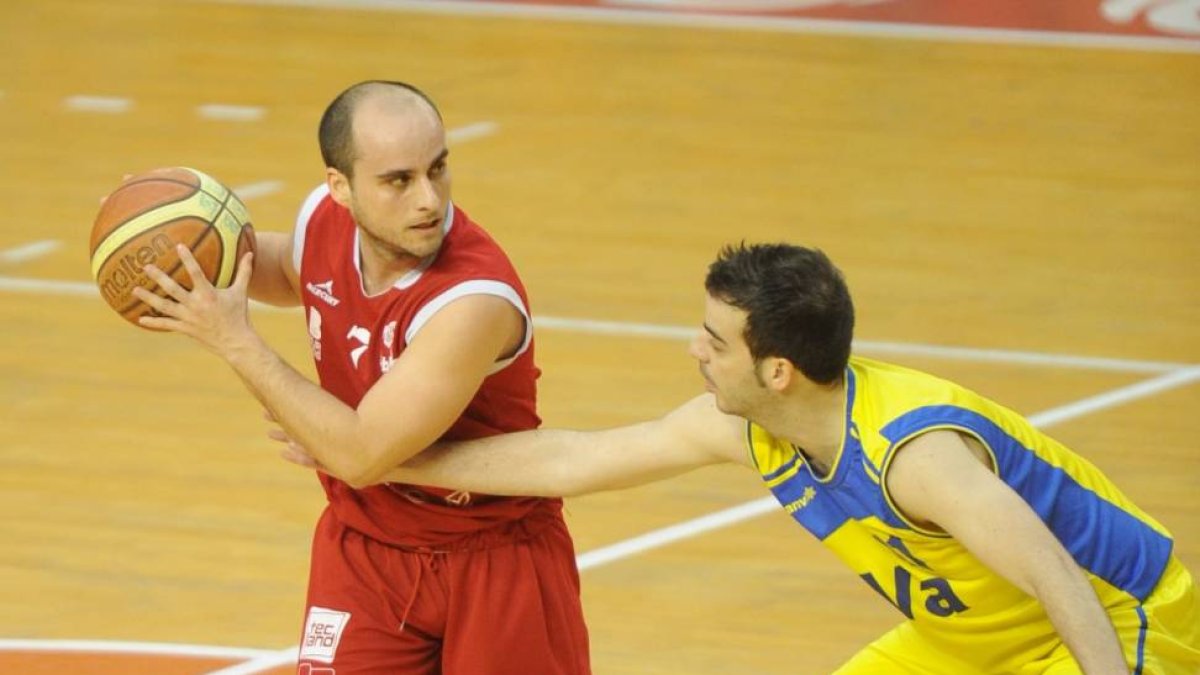 Villaquirán protege el balón.-ISRAEL L. MURILLO