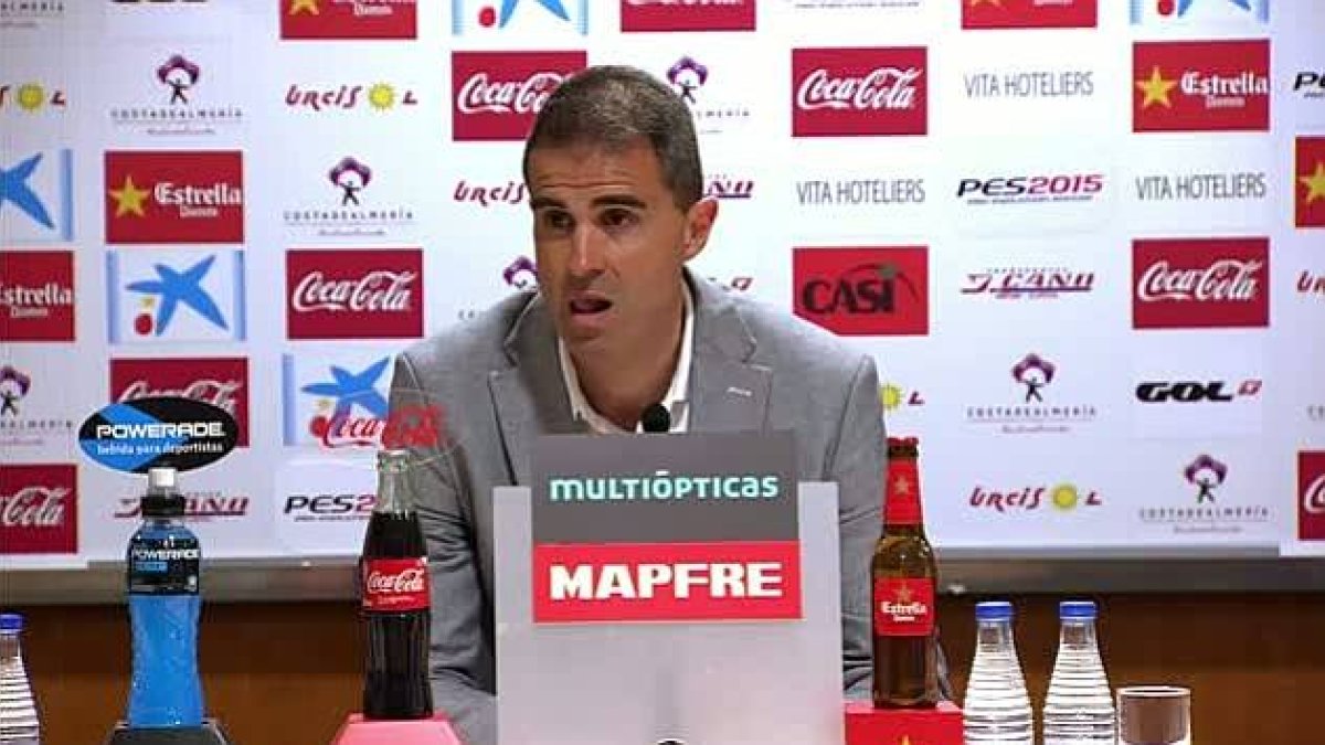 El entrenador del Eibar contesta en euskera en la rueda de prensa tras perder ante el Almería y abandona la sala tras las protestas de los informadores.-