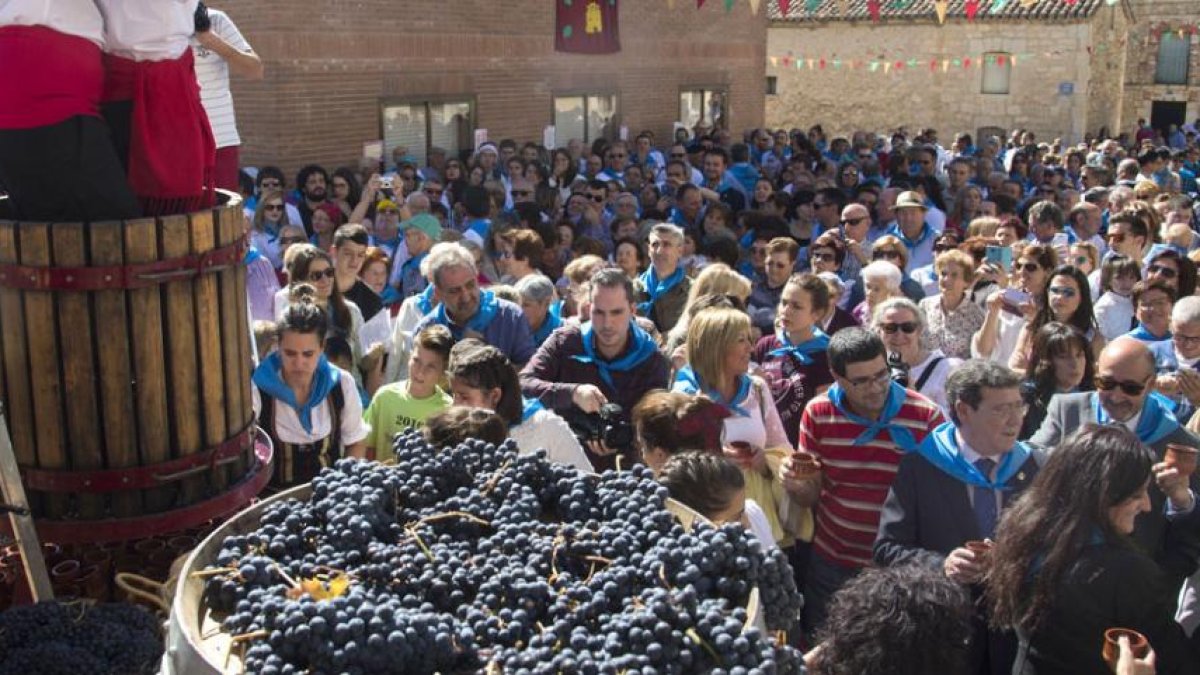 La fiesta permitió a todos los vecinos de la comarca reunirse y disfrutar de la degustación del primer caldo de la zona.-ICAL