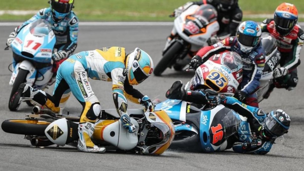 Caida de Juanfran Guevara y Andrea Migno, hoy en los primeros compases del GP de Sepang de Moto3.-ALEJANDRO CERESUELA