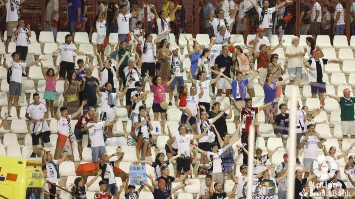 Imagen de la afición del Burgos desplaza a Albacete. LALIGA
