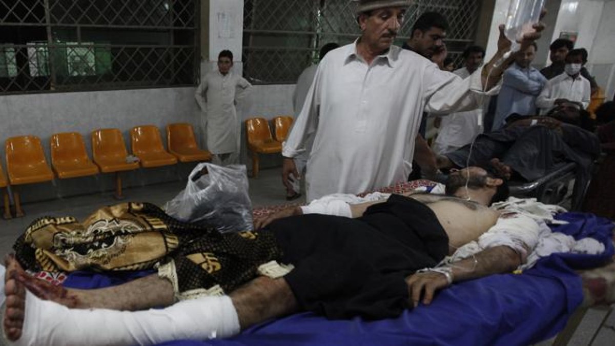 Al menos 45 personas murieron y 261 resultaron heridas en una doble explosión en el noroeste de Pakistán.-EFE