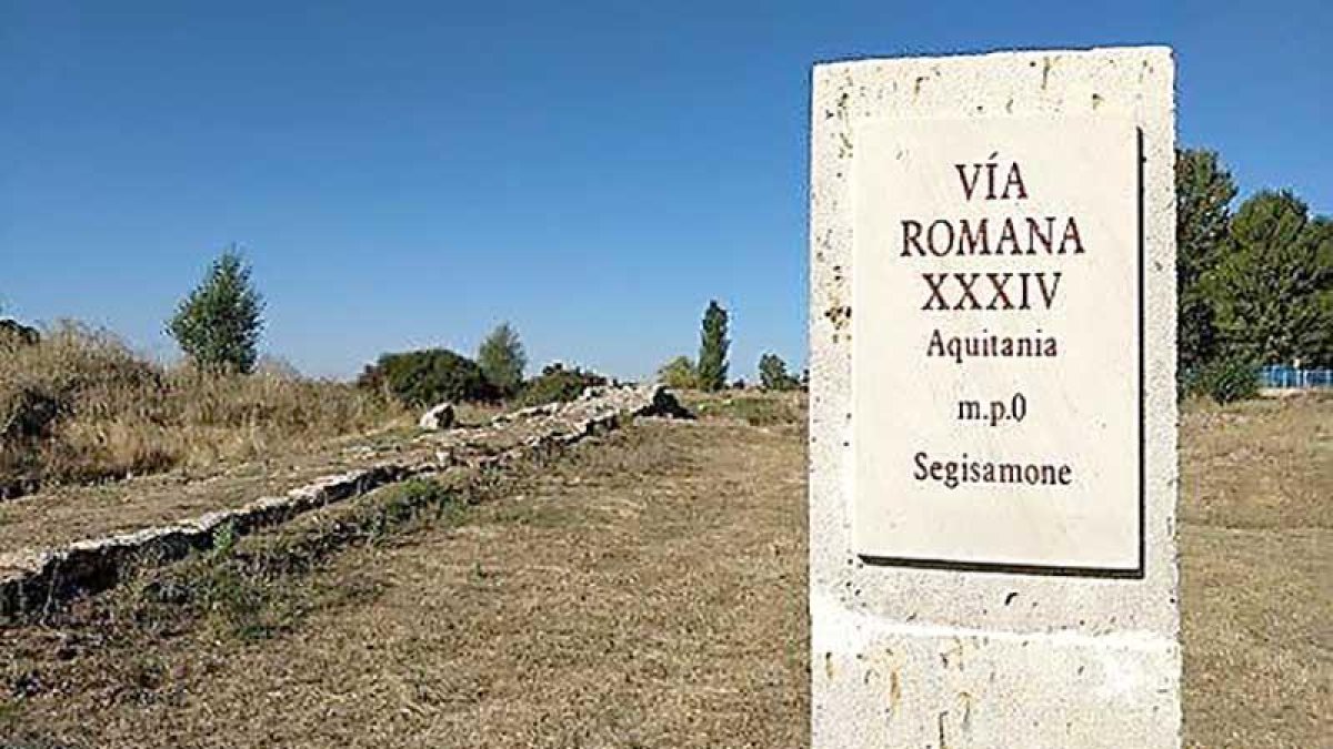 La asociación ha realizado ya la señalización de todo el trazado de la Vía Aquitania, en la imagen a su paso por Sasamón.-ECB