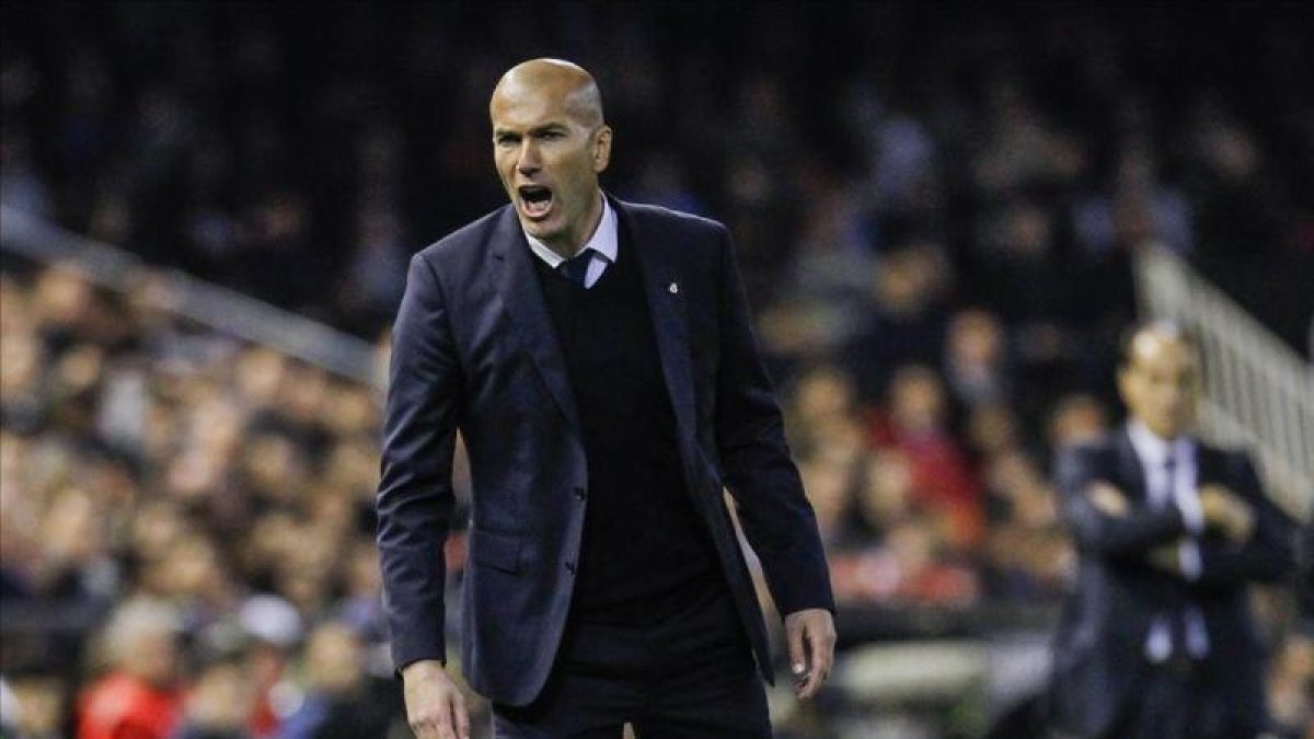 Zinedine Zidane grita durante el partido de Mestalla.-MIGUEL LORENZO
