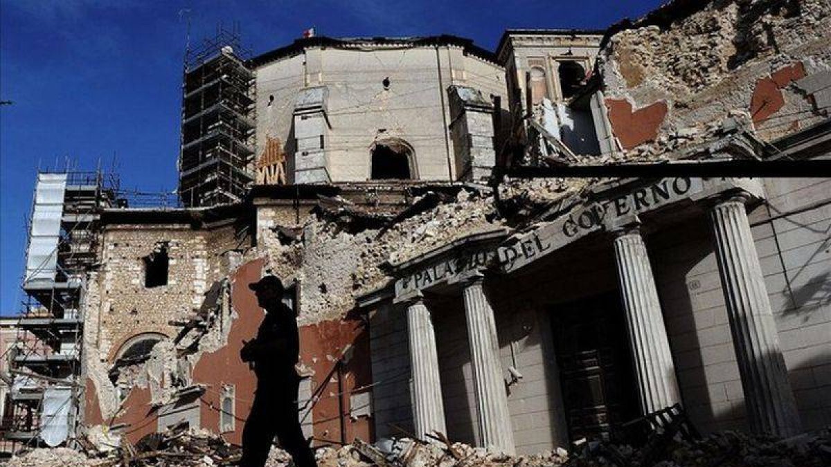 El centro histórico de la ciudad italiana de L'Aquila, tras la gran sacudida del año 2009.-Foto: AFP / KLAMAR