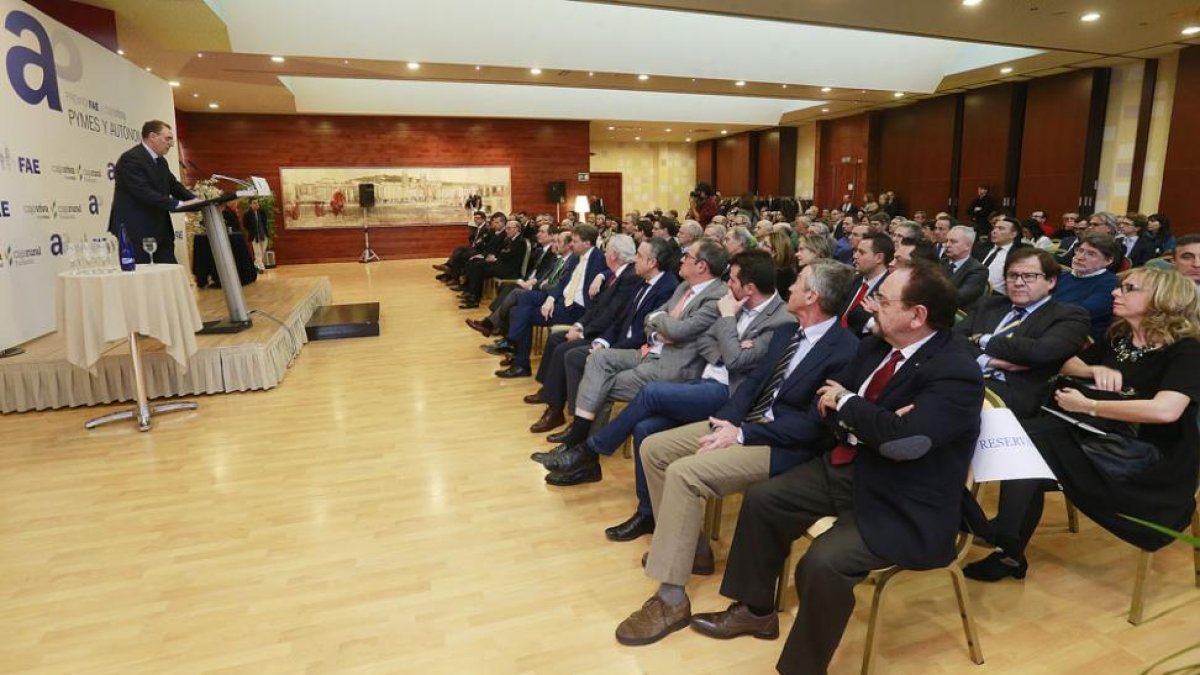 Miguel Ángel Benavente presidió la entrega de los premios.-RAÚL OCHOA