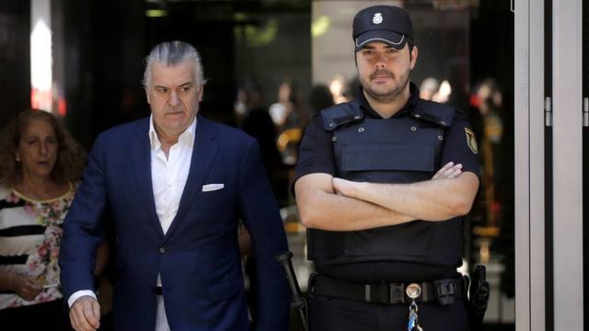 Luis Bárcenas, a la salida de la Audiencia Nacional, en junio.-Foto: JOSÉ LUIS ROCA