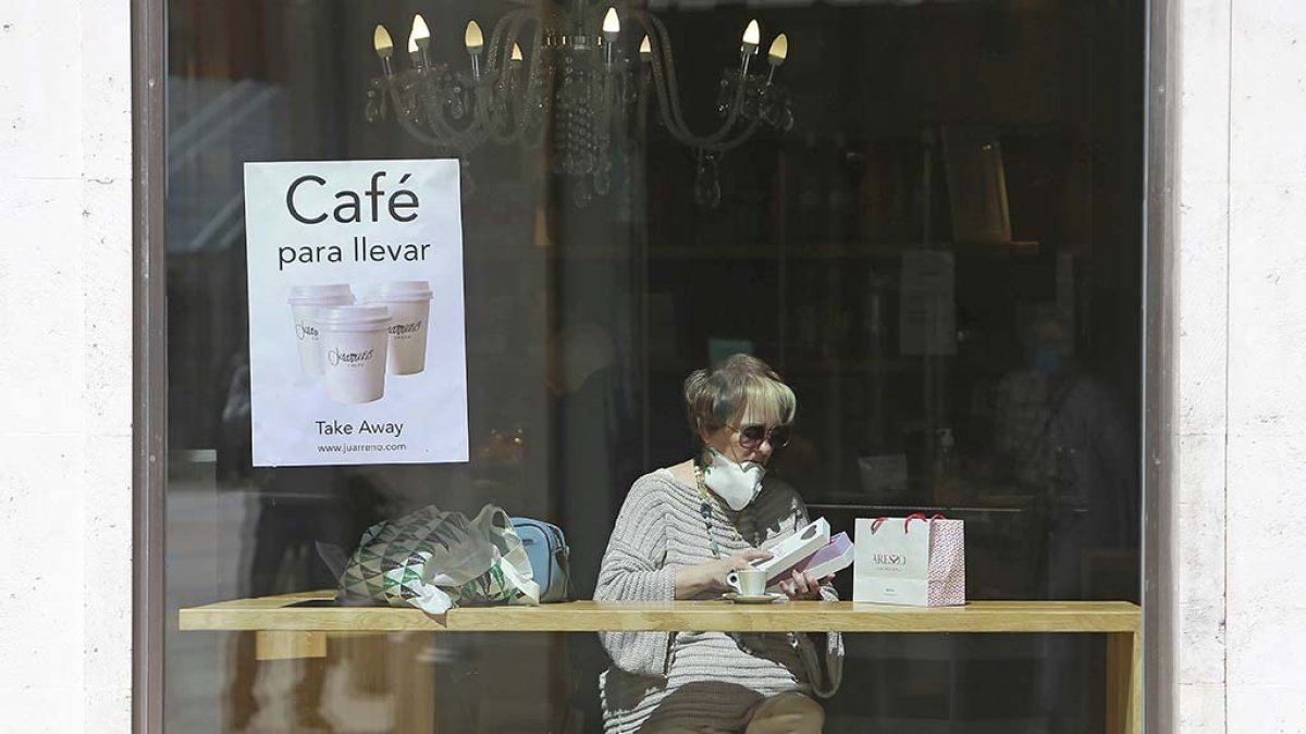 Una mujer, en el interior de un establecimiento. RAÚL G. OCHOA
