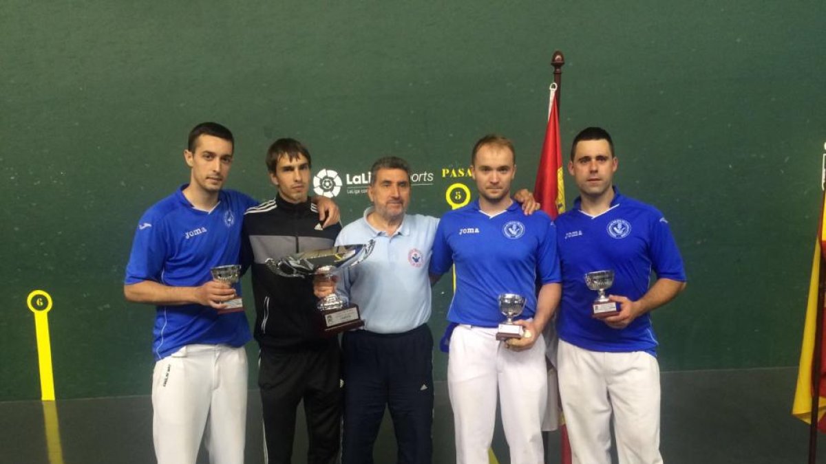 La plantilla de Castilla y León, junto al técnico José Rey, posa con los trofeos conseguidos ayer.-ECB