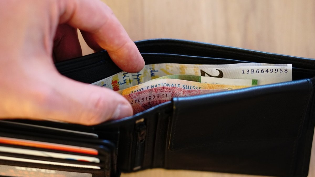 Detenida por sisar poco a poco 6.000 euros. ECB
