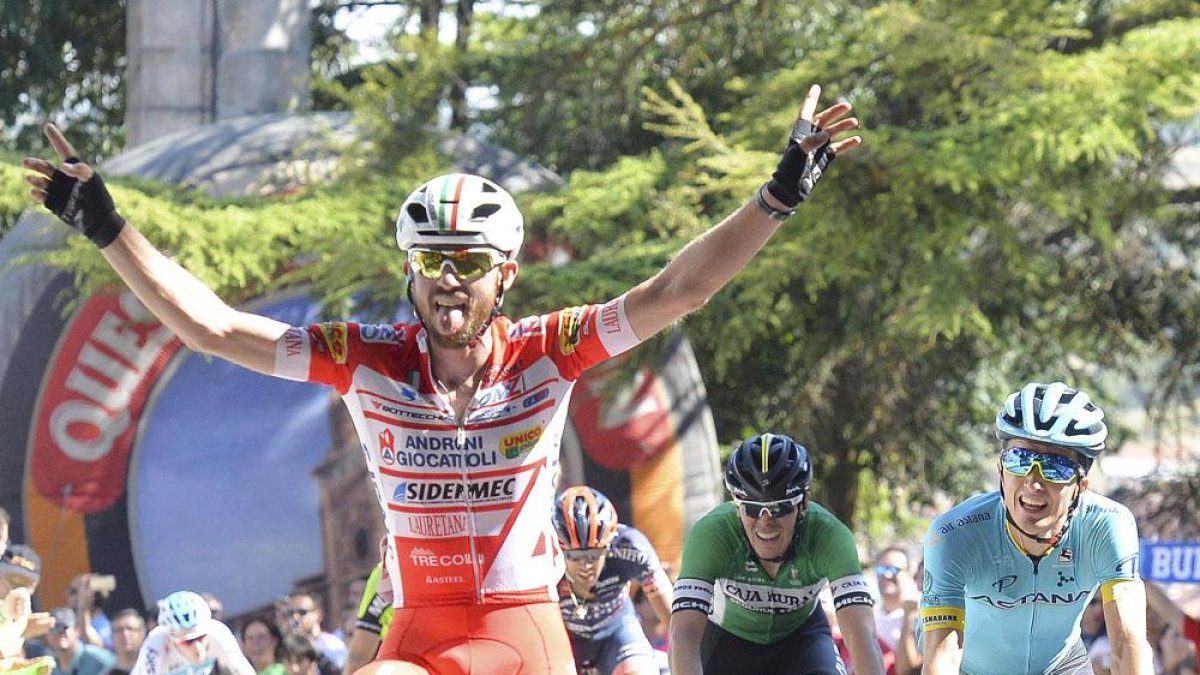 Francesco Gavazzi celebra el triunfo poco antes de traspasar la línea de meta.-SANTI OTERO