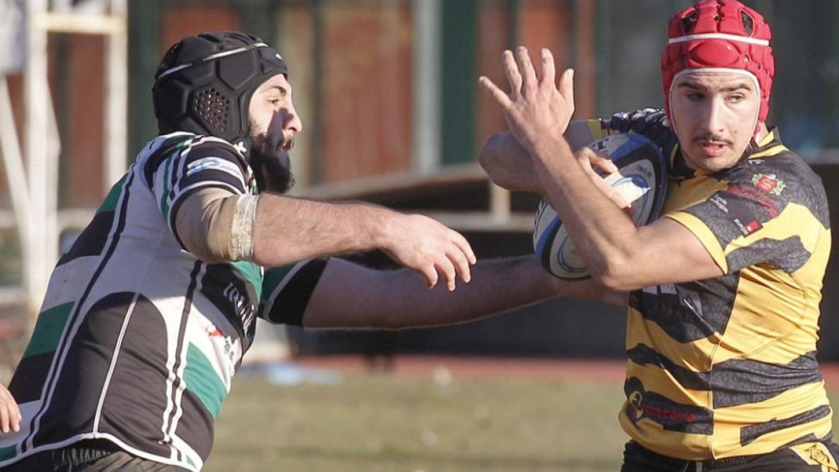 Soria se zafa de un contrario durante un partido de su primera etapa en Burgos. SANTI OTERO