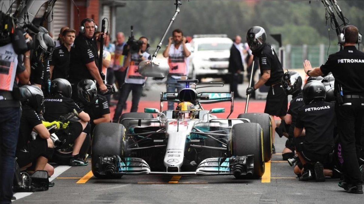 Lewis Hamilton, con su Mercedes, en la segunda sesión de entrenamientos en Spa-AP / EMMANUEL DUNAND