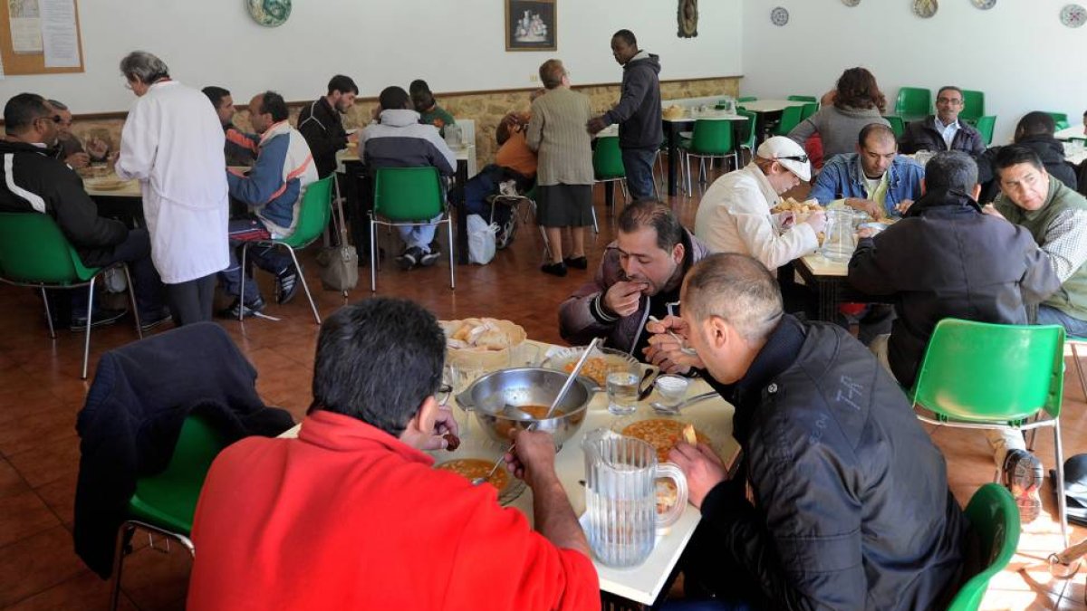 Varias personas acuden al comedor que las Hermanas Esclavas del Sagrado Corazón de Jesús tienen en la antigua residencia de estudiantes de la avenida Palencia.-ISRAEL L. MURILLO