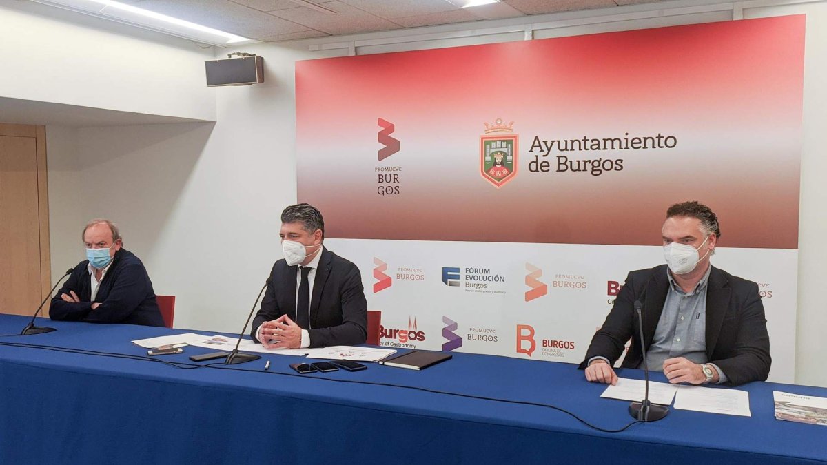 Paco Berciano, Vicente Marañón y Alberto Molina presentan la I Bienal Enológica de Burgos. SANTI OTERO