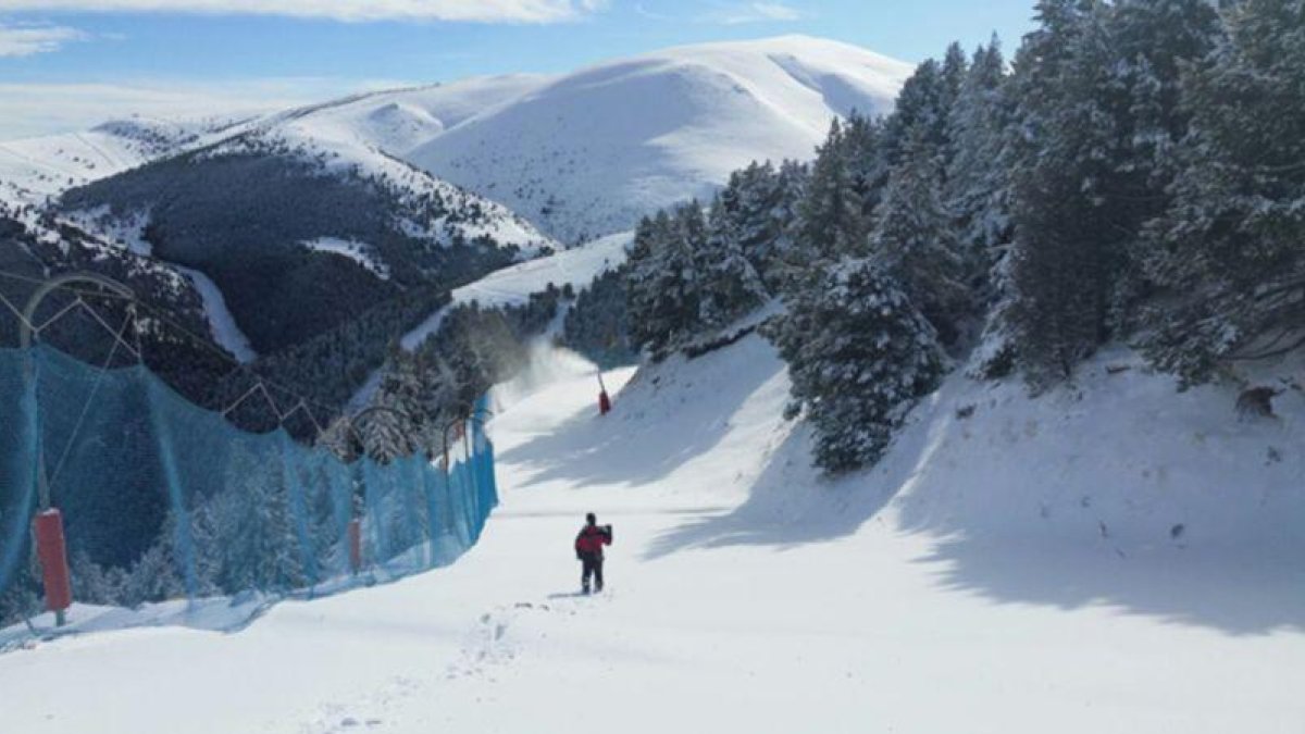 Un trabajador de La Molina recorre una pista para asegurar y uniformizar el terreno, después de las nevadas del pasado noviembre.-